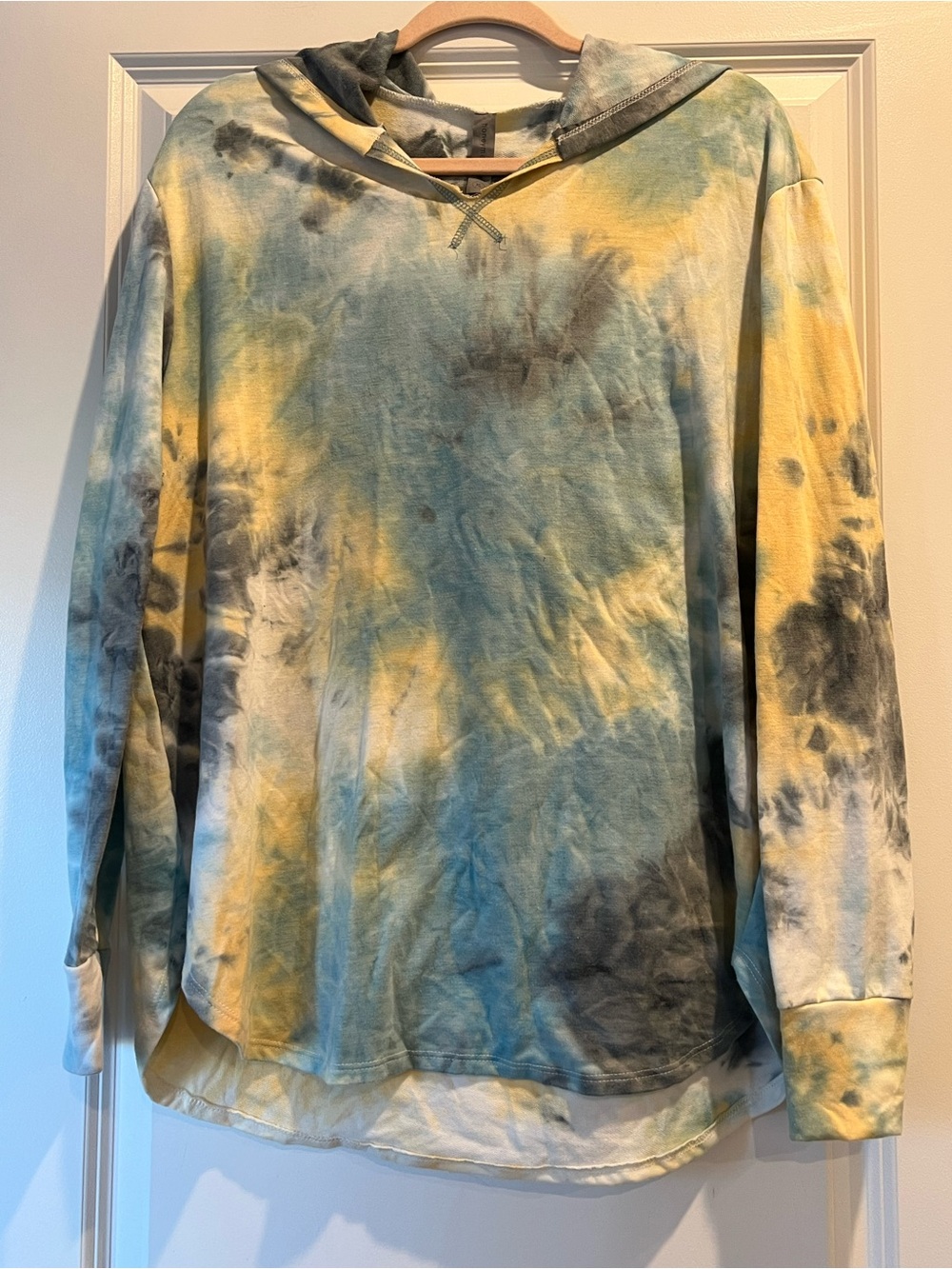Honeyme Curvy Women's Tie-Dye Hooded Sweatshirt in Blue, Yellow & Gray